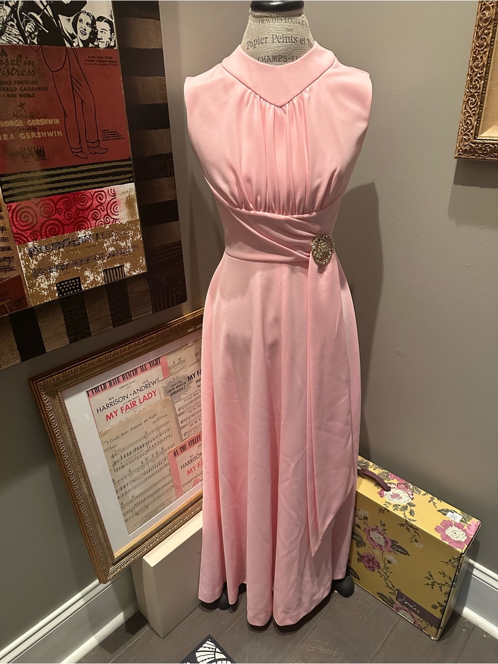 Retro Soft Pink Sleeveless Maxi Dress with Decorative Brooch